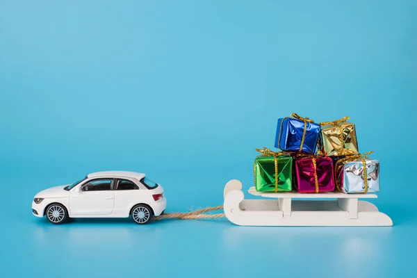 Concepto Vacaciones Navidad Foto Cerca Juguete Mini Coche Que Lleva — Foto de Stock