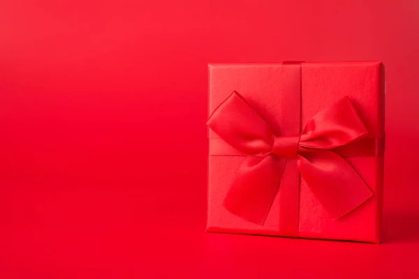 Concept Surprise Photo Rapprochée Red Giftbox Avec Ruban Rouge Isolé — Photo