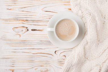 Yukarda, düz manzaralı, ahşap masada duran taze kahve fotografı var.