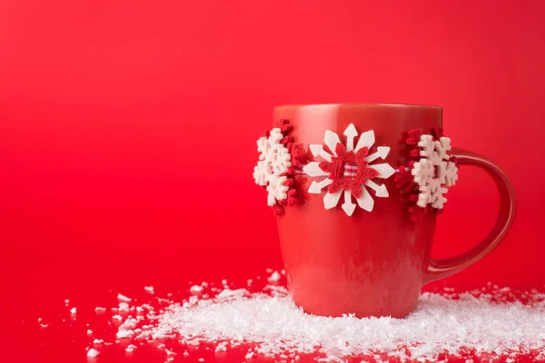 Concept Vacances Hiver Photo Rapprochée Tasse Rouge Avec Décoration Flocons — Photo