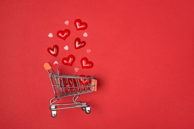 Üst katta boş itme arabasının flatlay yakın görünüm fotoğraf kırmızı dekoratif kalpler izole parlak arkaplan boş alan