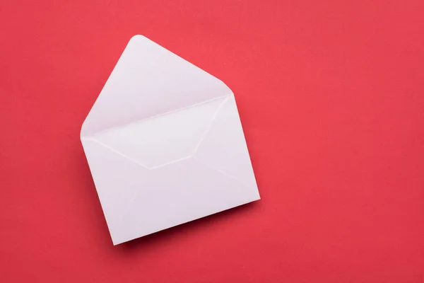 白い開いた空の封筒の写真隔離された赤い色の背景 — ストック写真