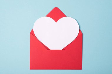 Açık kırmızı zarf ve beyaz kalp şekilli tebrik kartının görüntüsünü kapat