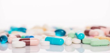 Sancak panoramik yatay yakın görünüm farklı şekil ve renk yığını kapsül resim görüntüsü beyaz masa üzerinde yatar