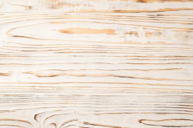 Tedbirli olun. İş yeri fotoğrafının üstünde not defteri gözlüğü ve tıbbi maske ahşap bir masa var.