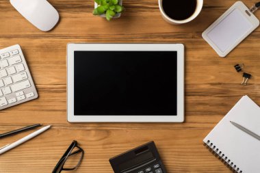 Sunum konsepti gösteriliyor. Yukarıda, boş boş bir yer, izole edilmiş kahverengi çatı arkaplanı olan elektronik tabletin fotoğraf görüntüsünü kapat.