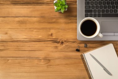 Yukarda düz görünüm üzerinde dizüstü bilgisayar klavyesinin yeşil sulu bir kupa ve boş arkaplan ile izole edilmiş spiral telif defteri ile fotoğrafı yatıyordu.