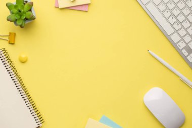 Okul konseptine geri dönelim. Tepede düz yatıyordu. Çiçek saksısı hatırlatıcı fotoğraf fotoğrafı. Kağıt pc klavye boş alan ile izole edilmiş parlak sarı arkaplan.