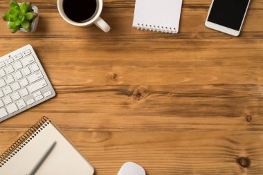 Yukarıda ofis ögelerinin yakın görünüm resmi izole edilmiş kahverengi arkaplan ve metin için boş kopya alanı