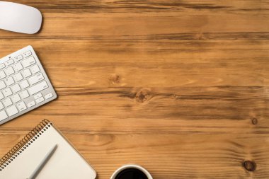 Tepede bilgisayar klavyesinin fotokopi defteri kalem kupasının espresso izole edilmiş kahverengi arkaplan fotoğrafı var.