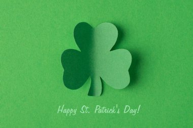 Yonca izole edilmiş tek renkli yeşil arkaplanının düz görünüm fotoğrafını metin ile kapat