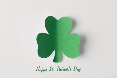 Yeşil yonca yaprağının flatlay yakın görünüm fotoğrafı izole beyaz arkaplan ile tebrik metni