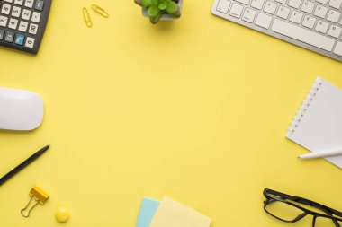 Not defteri klavye hesap makinesinin fotoğraf tepesinde kalem faresi notları bitki gözlükleri ve ataçlar izole edilmiş parlak sarı arkaplan rengi