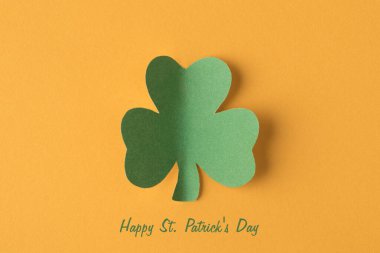 Yeşil yoncanın flatlay yakın görüntü fotoğrafı metin ile izole parlak sarı arkaplan