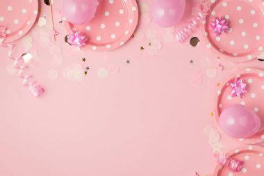 Pembe kurdele yıldızlı doğum günü kompozisyonunun en üst görüntüsü balonlar ve kopyalanmış pastel pembe arka planda konfetiler.