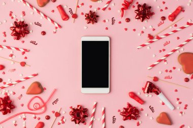 Kırmızı kurdele yıldızlı doğum günü kompozisyonu. Serpentine konfeti. Parlak dekorasyonlar.