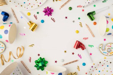 Fincanların üstünde konfeti tabağı konfeti mumları ve beyaz arka planda izole edilmiş parti ıslığı boş alan