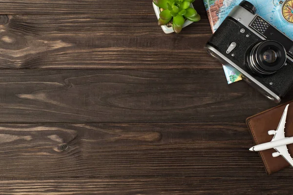 Pasaport kapağındaki uçak modelinin en üst görüntüsü bitki kamerası ve haritası izole ahtan masa arkaplanı üzerinde sol telif alanı ile birlikte.