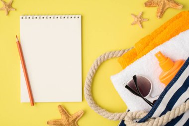 Havlularla dolu deniz yıldızları plaj çantaları turuncu güneş kremi ve izole edilmiş sarı arka planda boş alan ile güneş gözlüğü.