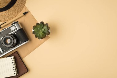Kapak bitkisi kalem defteri pasaport kapağı ve el işi kağıt zarf üzerinde telif alanı ile izole edilmiş bej arkaplan fotoğraf