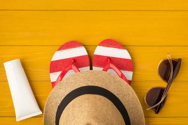 Acima Foto Headwear Sunhat Flip Flops Óculos Sol Protetor Solar — Fotografia de Stock