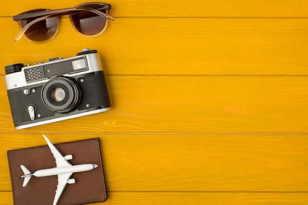 Acima Foto Avião Passaporte Câmera Óculos Sol Isolados Fundo Madeira — Fotografia de Stock