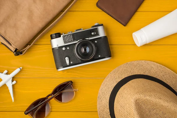 Πάνω Φωτογραφία Του Sunhat Κάμερα Τσάντα Γυαλιά Ηλίου Αντηλιακό Διαβατήριο — Φωτογραφία Αρχείου