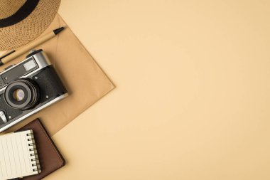 Kapak kalem pasaport kapağı ve el işi kağıt zarf üzerinde fotoğraf ve telif alanı ile izole bej arkaplan