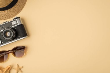 Güneş gözlüğü ve yıldızların izole edilmiş bej arkaplan üzerindeki şapka kamerası ve yıldız görüntüsü fotosu