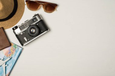 Güneş gözlüklü kamera, uçak model pasaport kapağı, izole edilmiş beyaz arka plan, sağ tarafta boş alan.