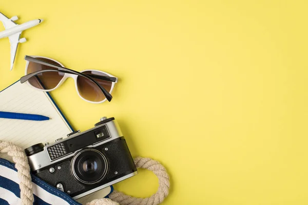 Arriba Foto Gafas Sol Airplane Bag Portátil Cámara Pluma Azul — Foto de Stock