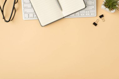 Beyaz klavye çiçek saksısı kaleminde açık gri günlük ve izole edilmiş bej arkaplanda kopyalanmış bej arkaplanda klasörlerin üst görünümü