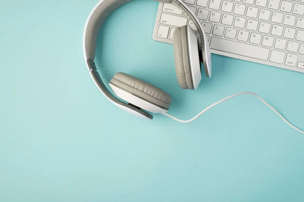 Foto Vista Superior Auriculares Blancos Teclado Sobre Fondo Azul Pastel — Foto de Stock