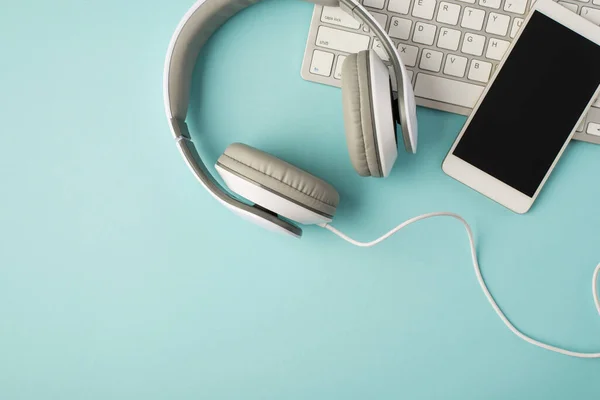 Vista Superior Foto Del Teclado Auriculares Blancos Pantalla Del Teléfono — Foto de Stock