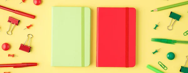 Overhead Photo Two Notebooks Monochrome Green Red Stationery Pencil Pen — Stock Photo, Image