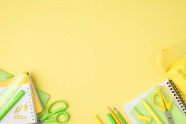 Kalem kalem uçlu makas cetvel ve kağıt ataçlarının fotolarının üzerinde, sarı arka planda izole edilmiş, kopyalanmış kalem uçlu kalem kalem.