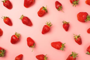 İzole edilmiş pastel arkaplanda çilek fotoğrafı.