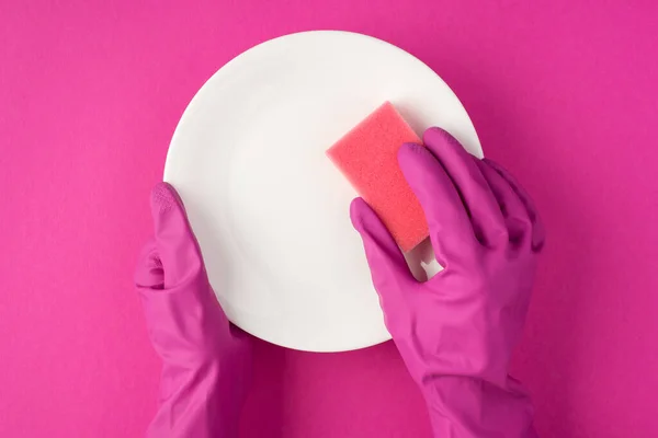 Bovenaanzicht Foto Van Handen Roze Handschoenen Met Witte Schone Schotel — Stockfoto