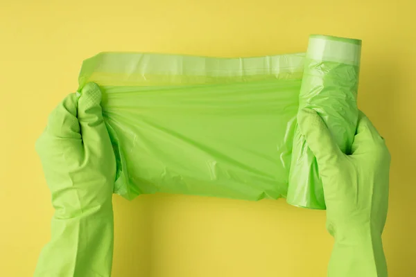 Arriba Pov Foto Bolsa Basura Guantes Verdes Aislados Fondo Amarillo — Foto de Stock