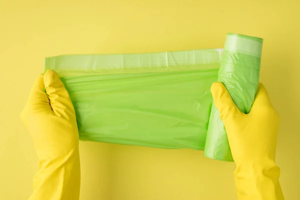 Arriba Foto Bolsa Basura Guantes Amarillos Aislados Fondo Amarillo — Foto de Stock