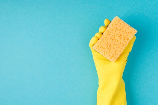 Ovanifrån Foto Handen Gult Gummi Handske Hålla Gul Svamp Isolerad — Stockfoto