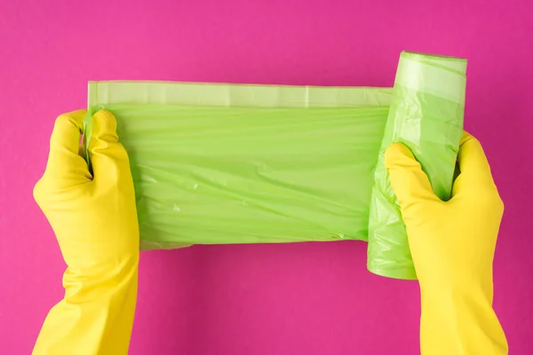 Bovenaanzicht Foto Van Handen Gele Handschoenen Ontvouwen Groene Vuilniszakken Geïsoleerde — Stockfoto