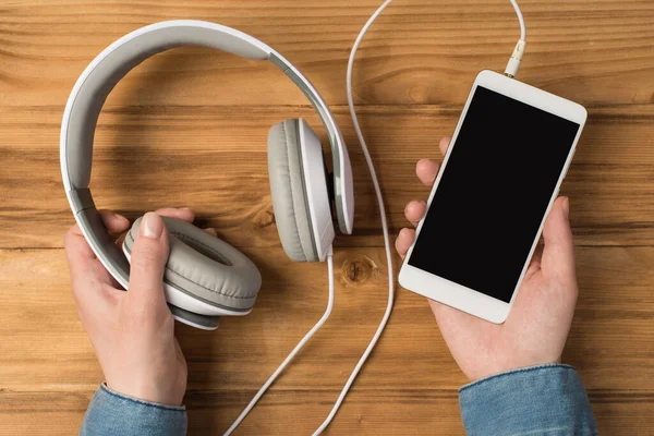 Foto Superior Teléfono Auriculares Aislados Telón Fondo Madera — Foto de Stock