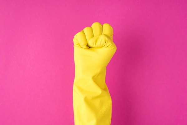 Foto Mano Guanto Gomma Giallo Stretto Pugno Sfondo Rosa Isolato — Foto Stock