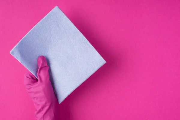 Ovanifrån Foto Handen Rosa Handske Hålla Pastell Blå Viskos Trasa — Stockfoto