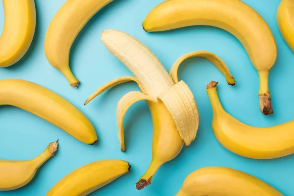 Foto Teratas Dari Pisang Yang Dikupas Tengah Dan Tersebar Pisang — Stok Foto