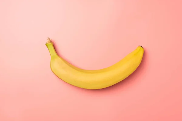 Ovanifrån Foto Oskalad Gul Banan Mitten Isolerad Pastell Rosa Bakgrund — Stockfoto