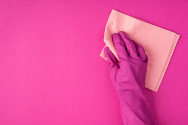 带空白处的粉色孤立背景上的粉红餐巾手握粉红手套的俯视图照片 — 图库照片