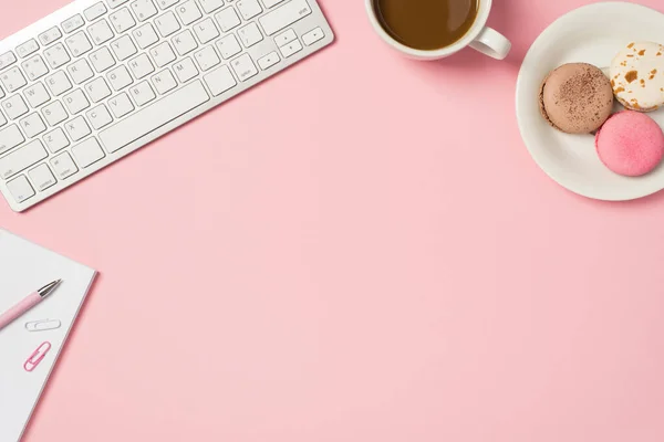 Foto Aérea Taza Teclado Del Cuaderno Café Con Clips Papel — Foto de Stock