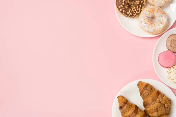 Overhead Foto Von Glasierten Donuts Croissants Und Verschiedenen Makronen Isoliert — Stockfoto